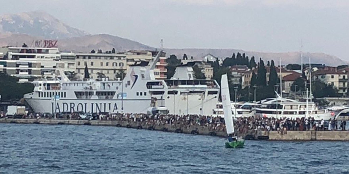 UŽIVO ISPRAĆAJ OLIVERA: Katamaran se otisnuo od obale uz pjesmu 'Vela Luka', brojni brodovi ga ispratili iz splitske luke