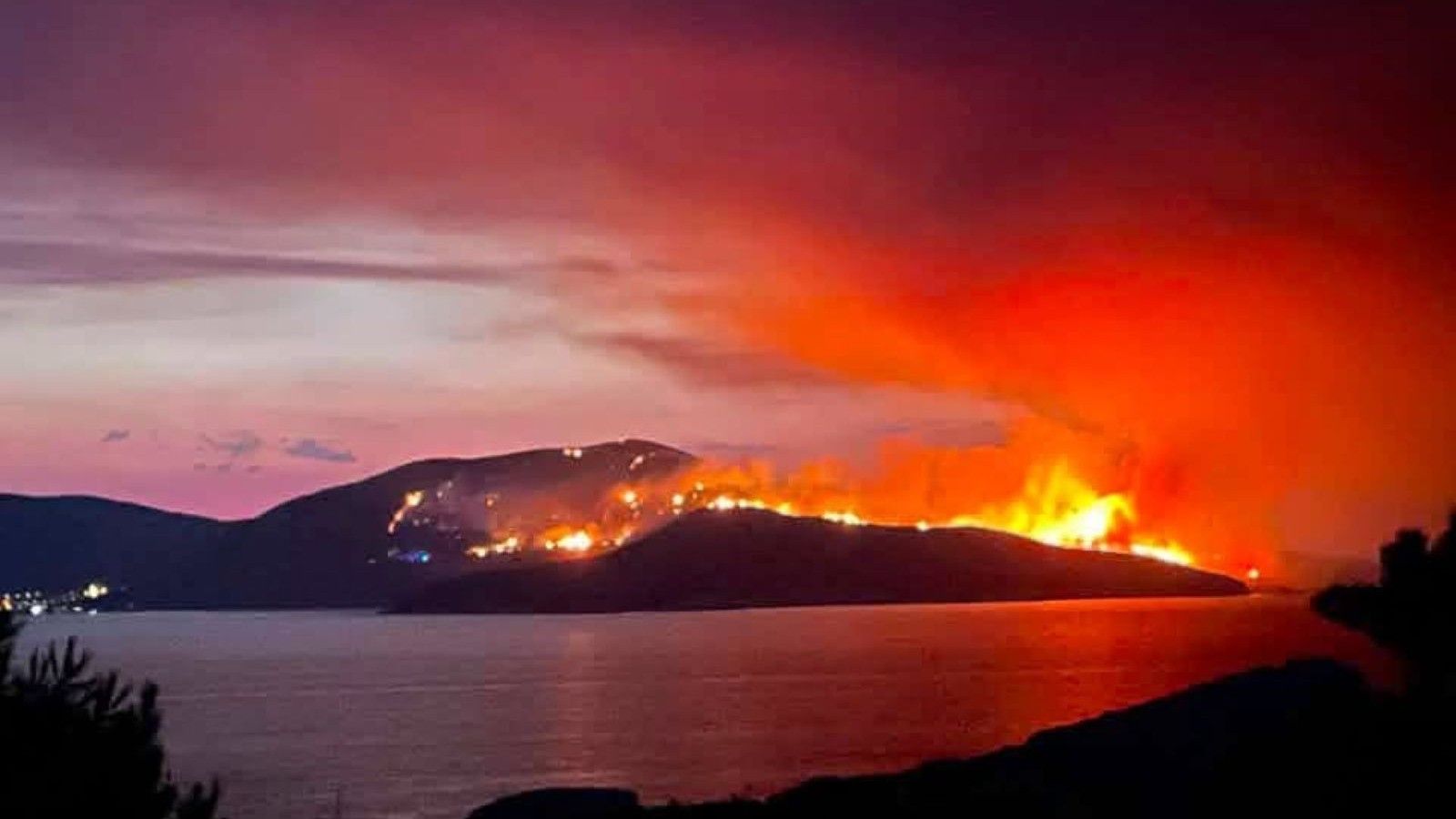 Pogled na golemi požar s Biševa...