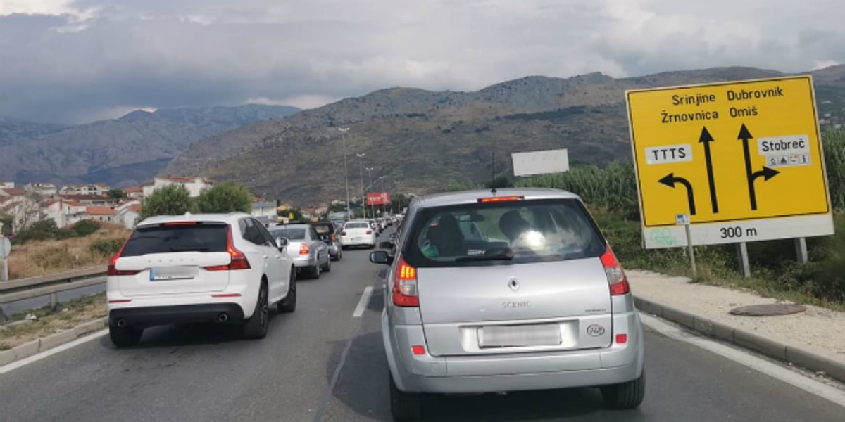 NOVA PROMETNA U STROŽANCU Sudar kombija i motocikla, velika gužva prema Omišu