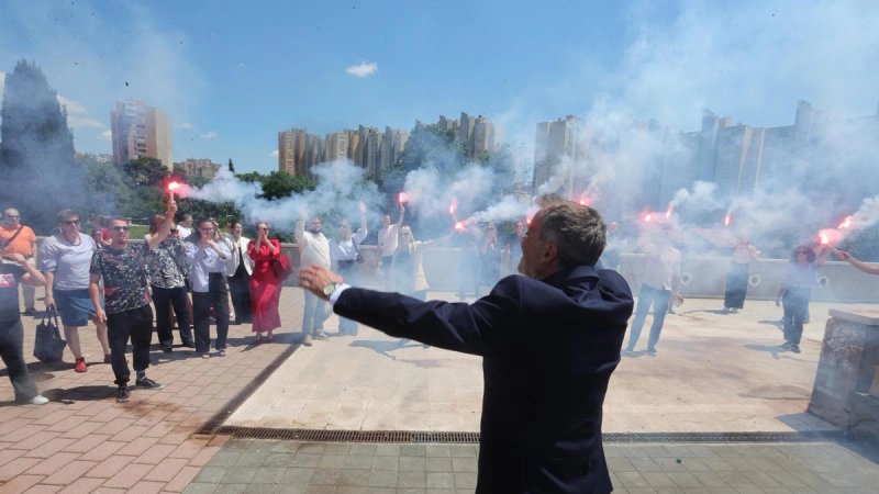 FOTO/VIDEO Studenti bakljadom i hajdučkom pjesmom dočekali novog rektora