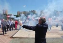 FOTO/VIDEO Studenti bakljadom i hajdučkom pjesmom dočekali novog rektora