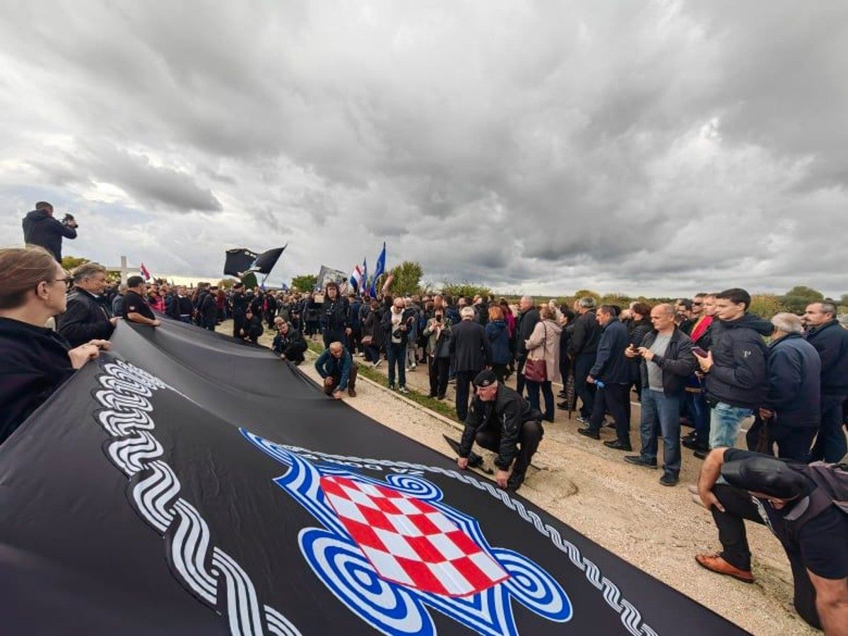FOTO/VIDEO Milanović odao počast žrtvama Škabrnje i položio vijenac. Veliki barjak HOS-a dominirao u koloni