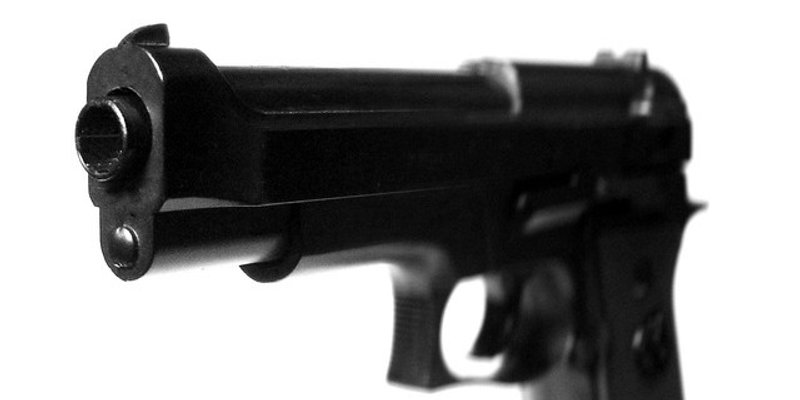 Pijan u kući zapucao na ženu