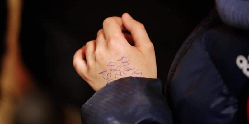 Vrećica u ruci i broj na dlanu: Dječaka iz Ukrajine roditelji su poslali preko granice da se spasi