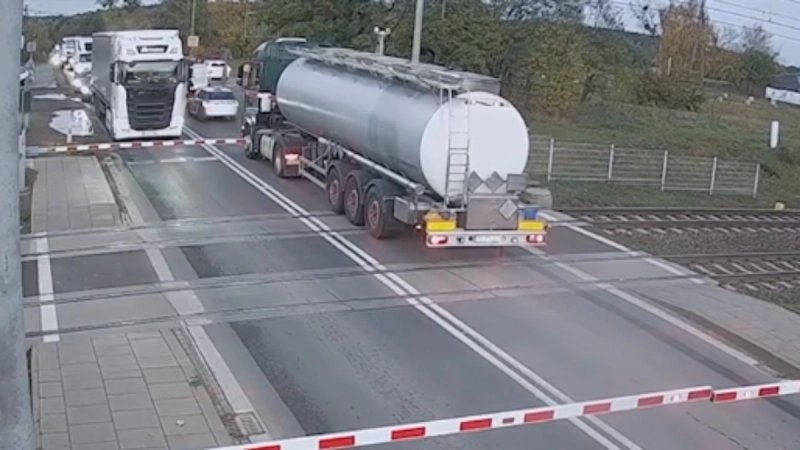 VIDEO Za dlaku izbjegnuta katastrofa u Poljskoj: Cisterna zapela na tračnicama, vlak je već dolazio