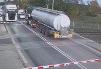 VIDEO Za dlaku izbjegnuta katastrofa u Poljskoj: Cisterna zapela na tračnicama, vlak je već dolazio