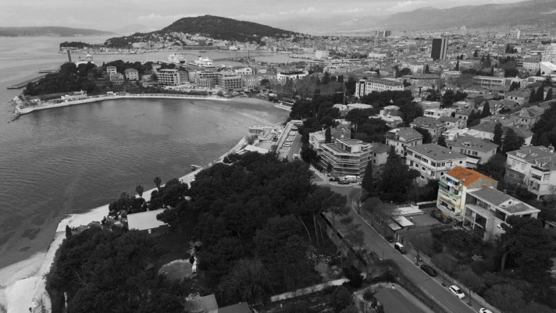 TOP NEKRETNINE Prodaje se stan na izvrsnoj lokaciji, odmah iznad kina Bačvice