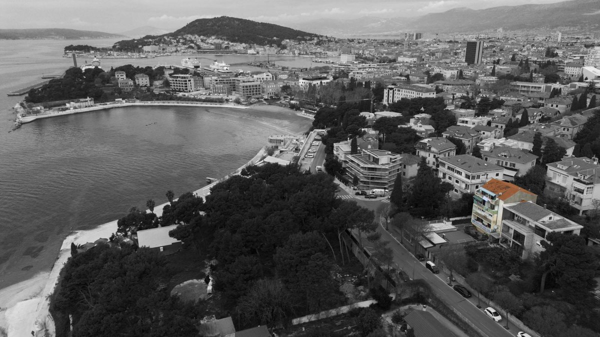 TOP NEKRETNINE Prodaje se stan na izvrsnoj lokaciji, odmah iznad kina Bačvice