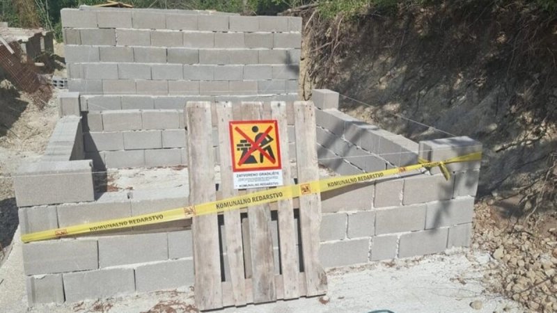 HDZ: Sinj u kaosu uz ilegalne grobnice pod nosom gradske vlasti!