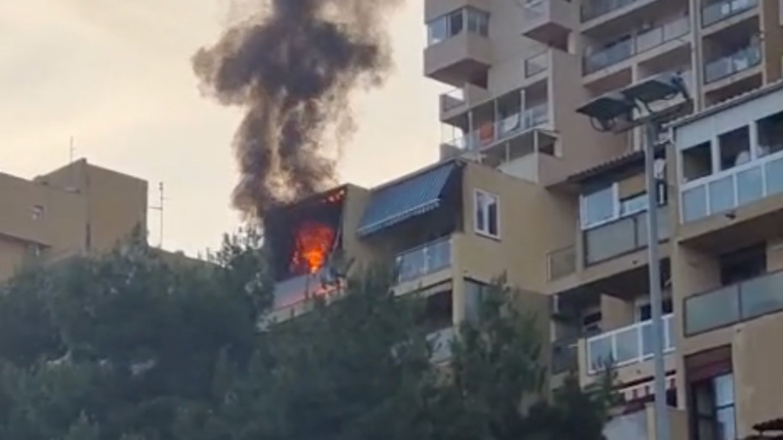 VIDEO Pogledajte kako vatra guta balkon stana na Mertojaku