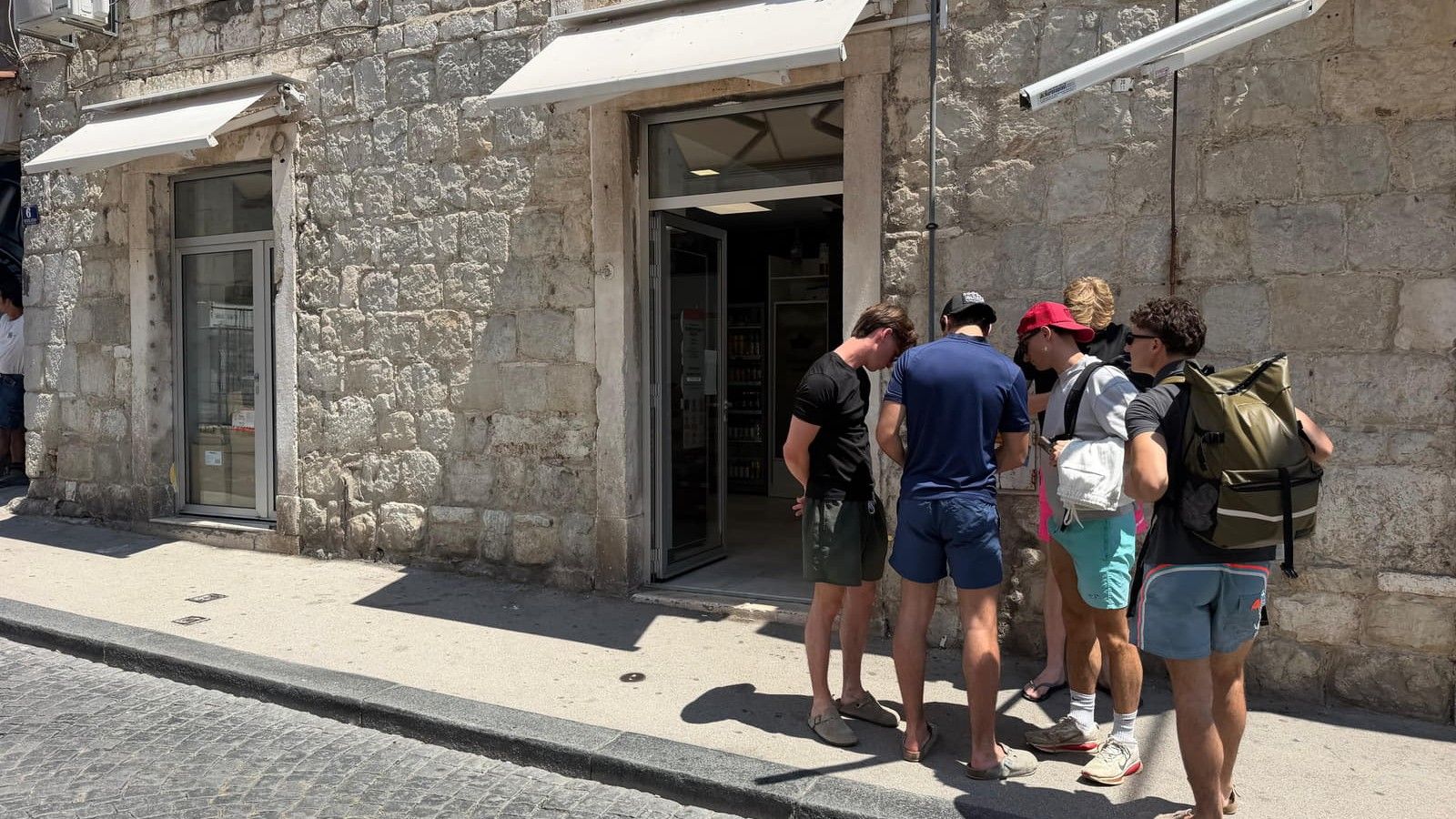 BRŽI OD PROPISA: U centru Splita otvoren još jedan liquor shop dok Grad priprema zabranu noćne prodaje alkohola
