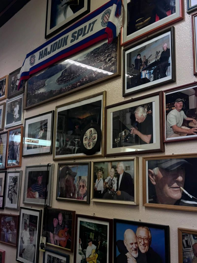 FOTO/VIDEO: U ovoj brijačnici Oliver i dalje živi, prijatelj Brico čuva uspomenu na glazbenu legendu