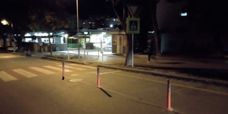 ODZVONILO PARKINGU NA CESTI: Gumeni stupići uz pazar na Plokitama