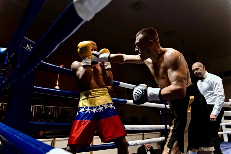 BOKS Jelačić i Lozo do uvjerljivih pobjeda prekidima na Fight Nightu u Zagrebu