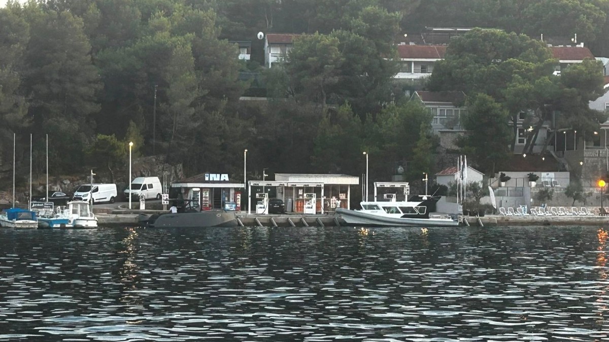 Na Braču nisu mogli uliti benzin iako je benzinska radila? Obratili smo se INA-i