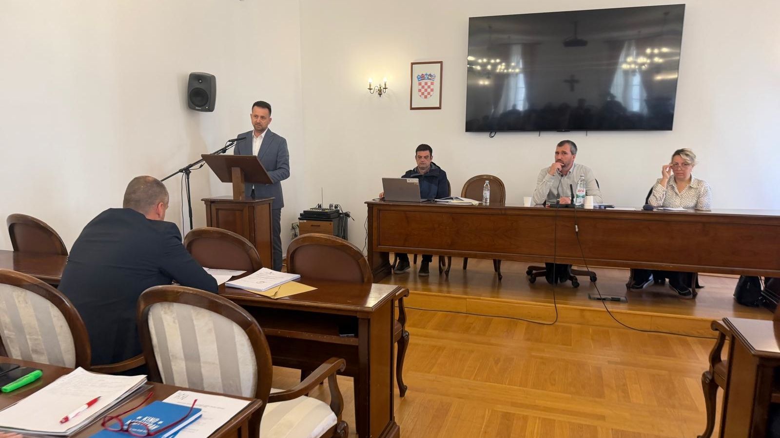 Što će biti s trogirskim osnovnim školama? Evo na kojim su linijama SDP-ov gradonačelnik, županijski pročelnik i predsjednik lokalnog HDZ-a