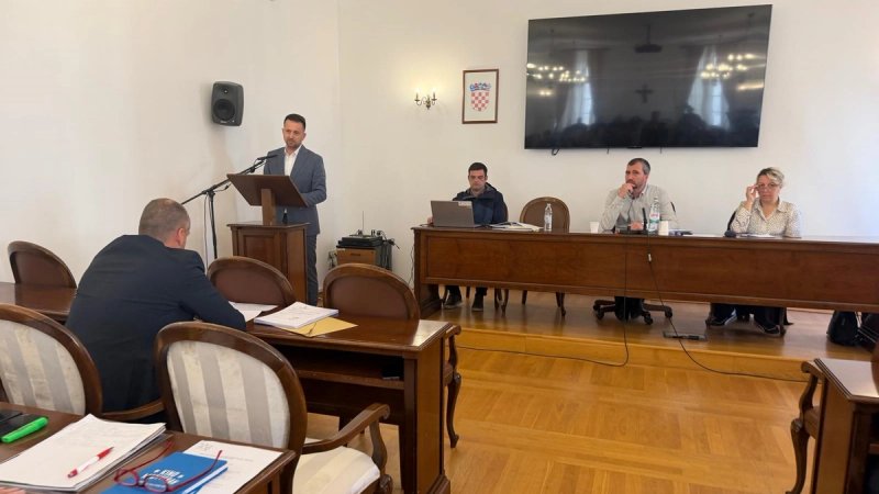 Što će biti s trogirskim osnovnim školama? Evo na kojim su linijama SDP-ov gradonačelnik, županijski pročelnik i predsjednik lokalnog HDZ-a