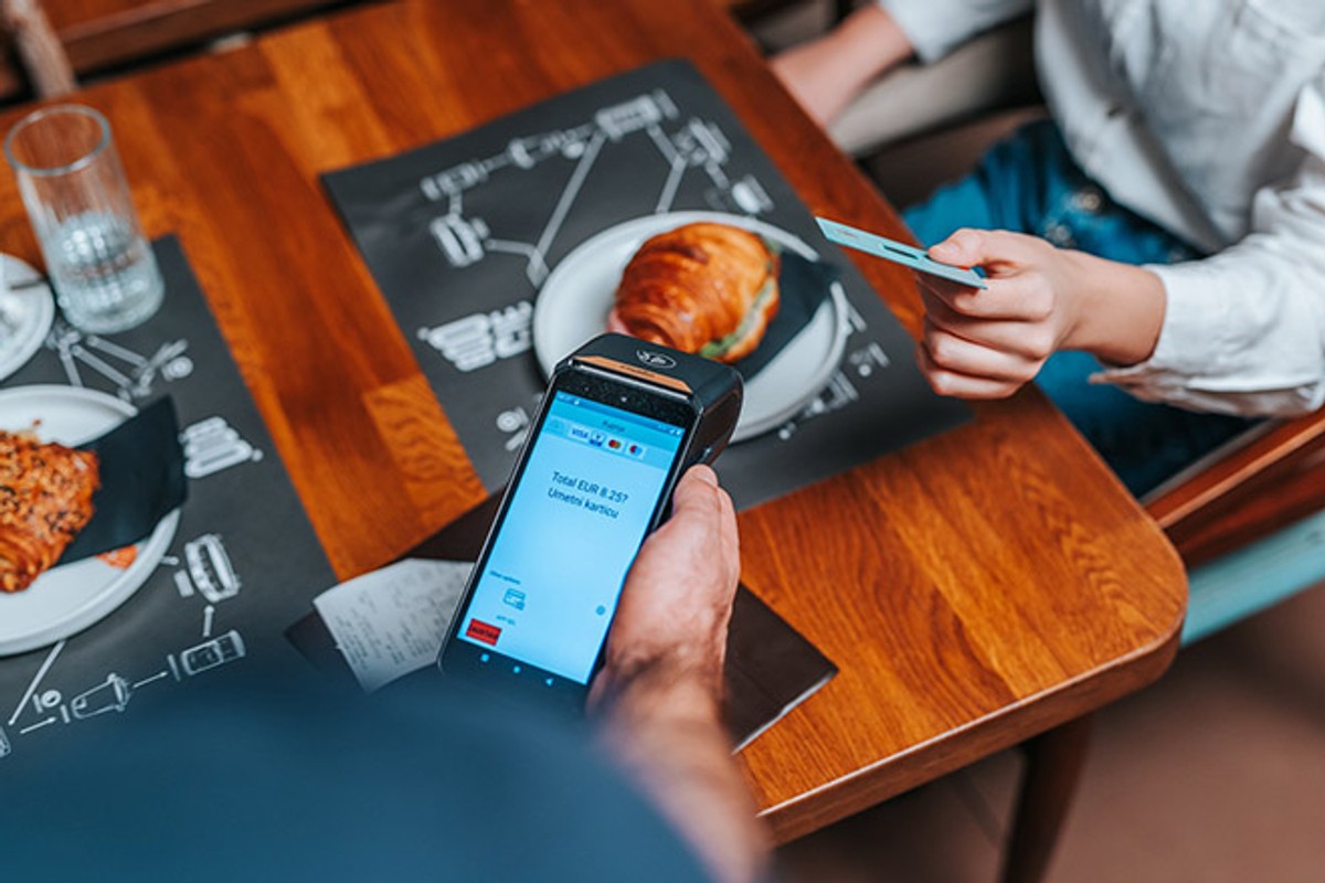 Jeste li znali da vaš mobitel može postati POS uređaj? Idealno rješenje za sezonu i male biznise u pokretu 