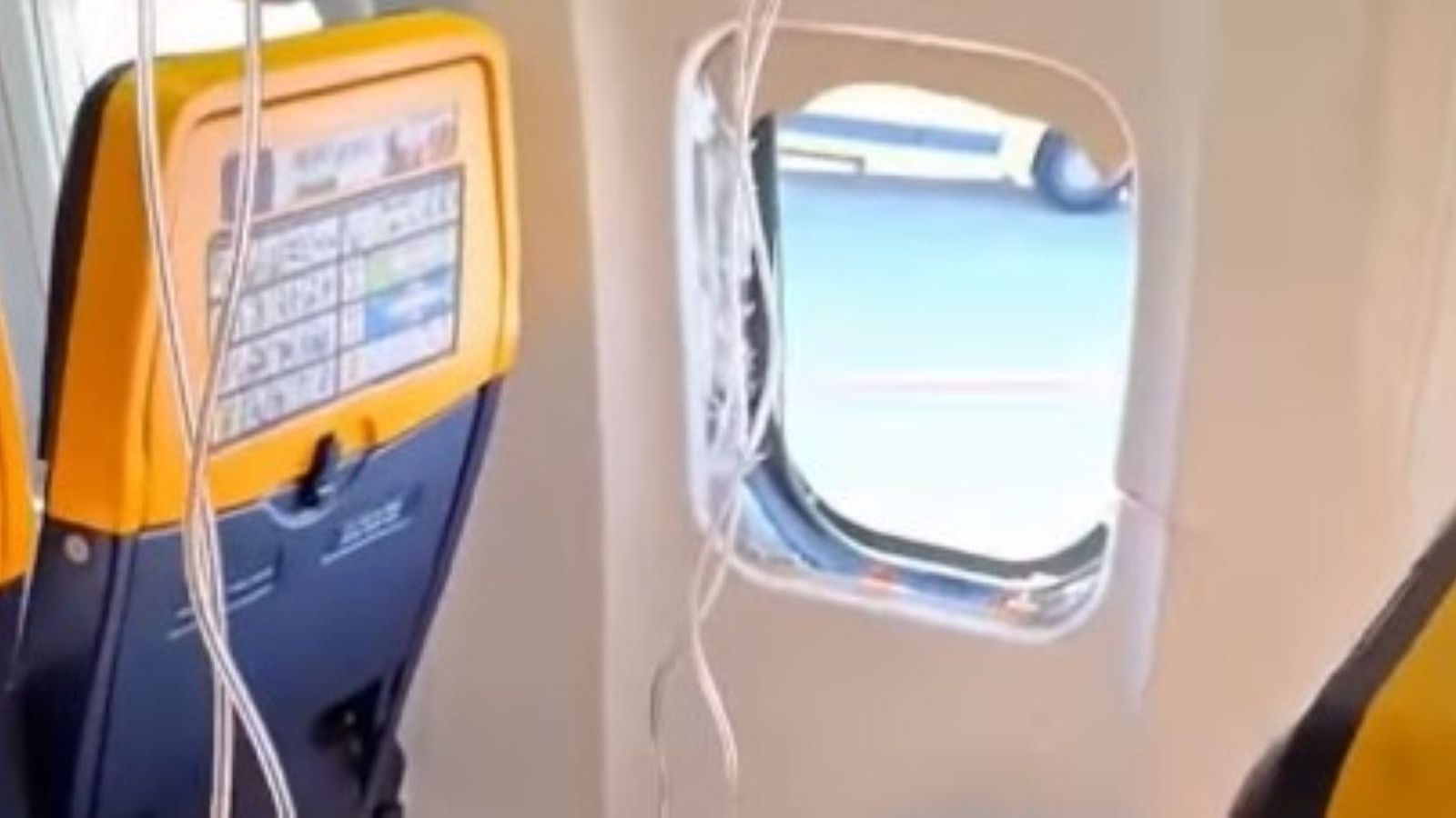 Puklo staklo na avionu usred leta, ozlijeđen državljanin Srbije: 'Ljudi su vrištali'