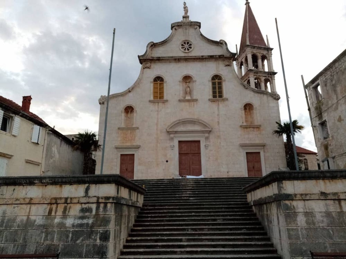 PRIZOR S BRAČA: Napio se i zaspao ispred crkve