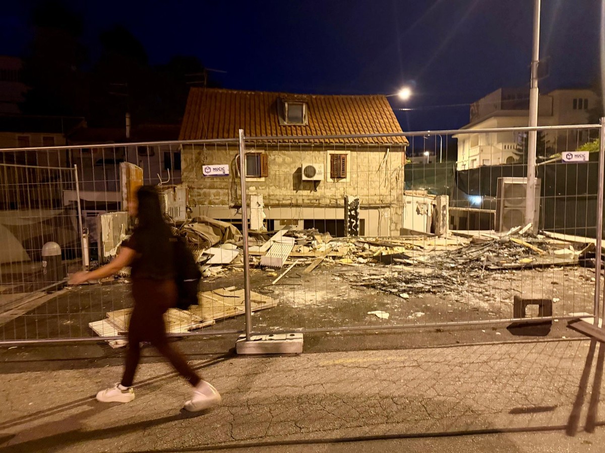 FOTO/VIDEO Nastavljeno rušenje kafića Modesty, natpis na zaštitnoj ogradi otkriva što će niknuti