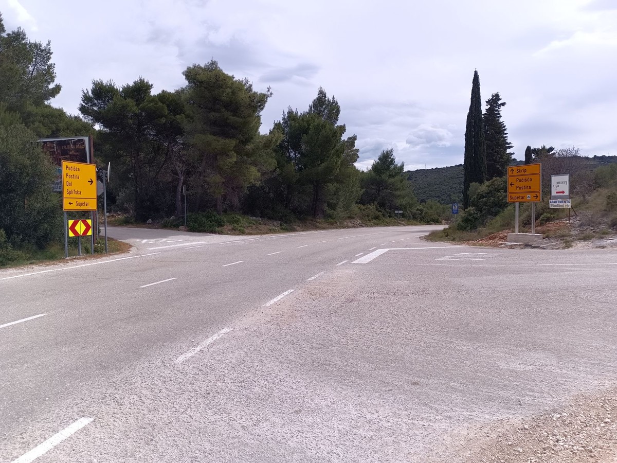 FOTO/VIDEO Pogrešno postavljena prometna tabla na Braču: 'Jesu li majstori za rakiju'