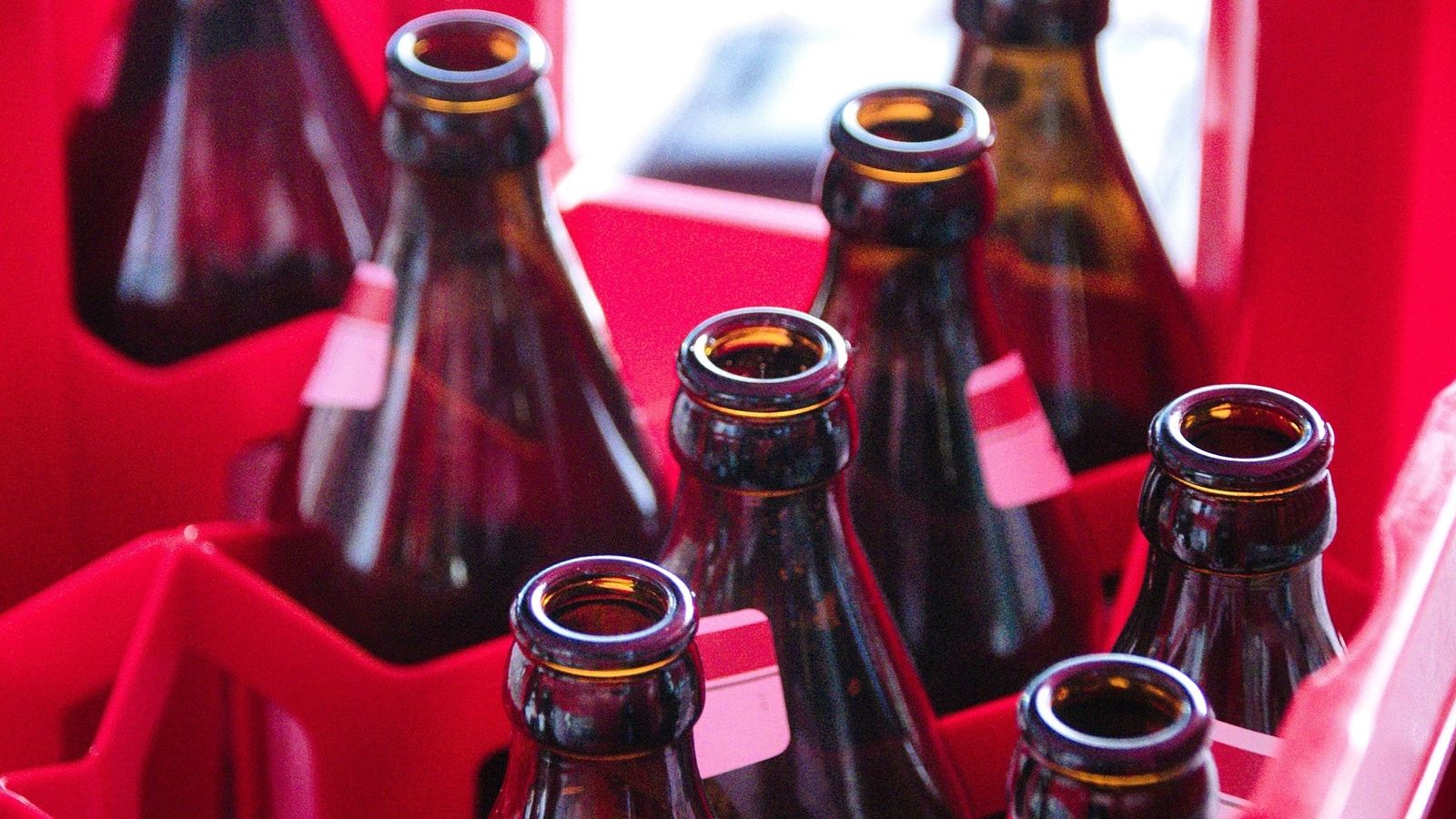 Iz kamiona palo oko sto gajbi pive, prolaznik pokušao jednu prisvojiti