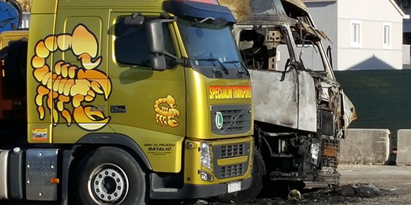 Noćas u Splitu planula tri vozila, jedno u potpunosti izgorjelo!