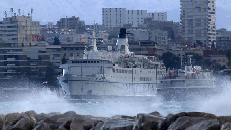 Olujna bura stvara probleme u Dalmaciji, pod Velebitom orkanski udari