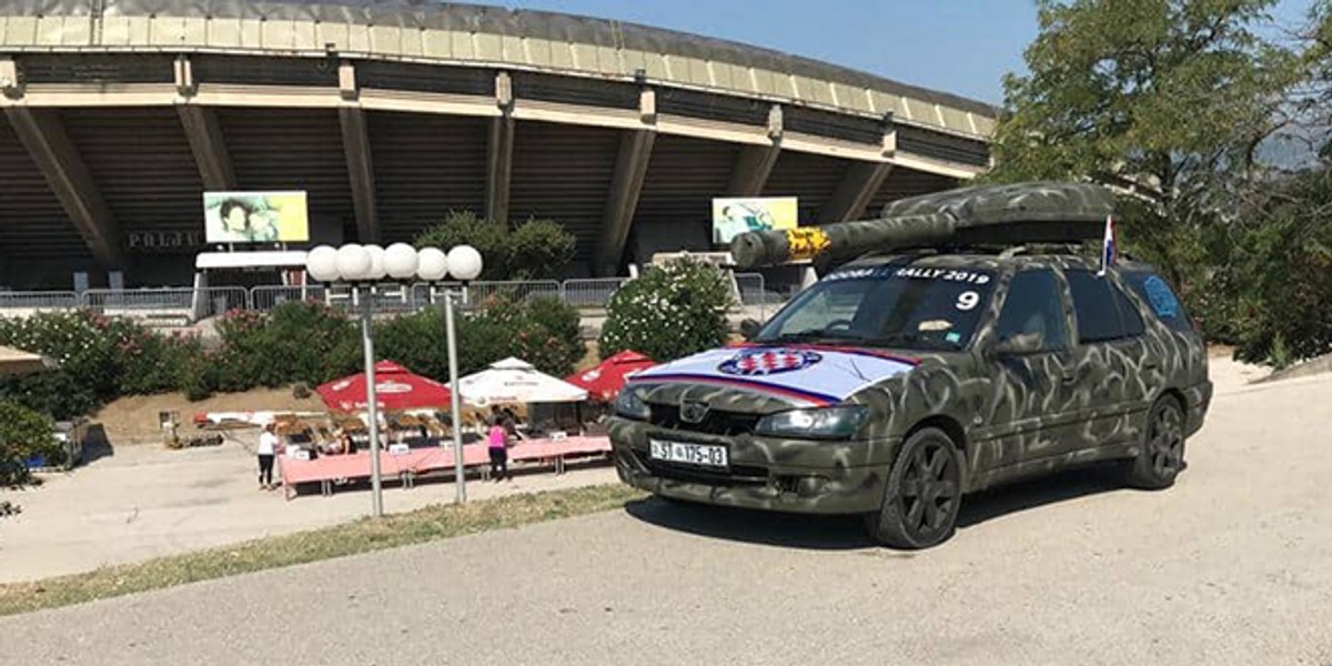 TENK I TRAKTOR NISU DOVOLJNI Pogledajte kakvo vozilo je parkirano kraj Poljuda