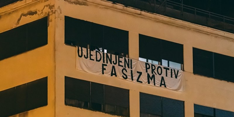 Za vrijeme Thompsonovog nastupa izvješen natpis 'Ujedinjeni protiv fašizma'