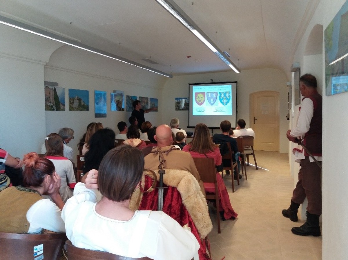 Kliška tvrđava - ‘Krunom hrvatskih vladara’ 2018. - škola heraldike -                                                                          izlaganje ‘Najstariji hrvatski zemaljski grbovi’ (foto: Udruga ‘Toma Arhiđakon’)