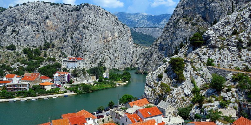 BUNA U OMIŠKOM ZALEĐU Zatvara se cesta za poslovnu zonu, sprema se blokada magistrale