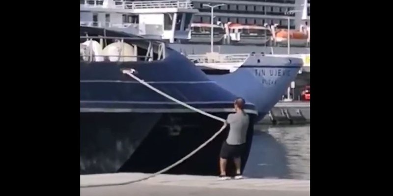 VIDEO: POPAJ U TRAJEKTNOJ LUCI Goloruk konopcem povlači katamaran