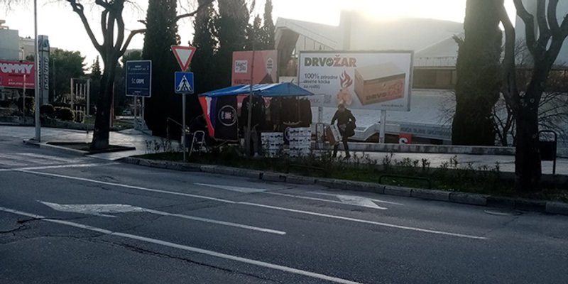 Nelegalni štandovi nagrnuli oko Gripa uoči Thompsonova nastupa. Redari reagirali i naložili uklanjanje 