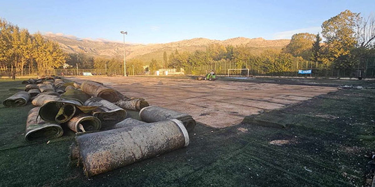 KRENULI RADOVI: Grad Split uložio u obnovu nogometnih terena u Stobreču, koristit će ih djeca Primorca i Hajduka, investicija je vrijedna milijun i 600.000 eura!