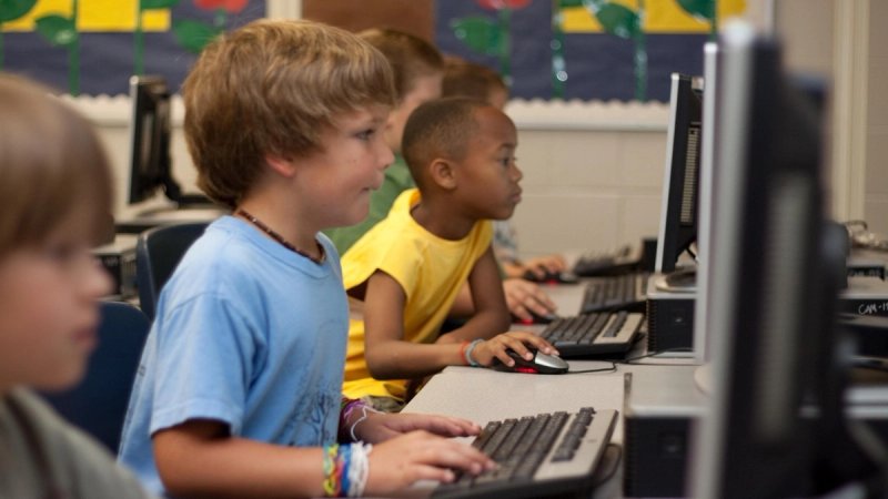 EU KIDS ACT Akt o sigurnosti na internetu ograničava pristup društvenim mrežama djeci u EU-u