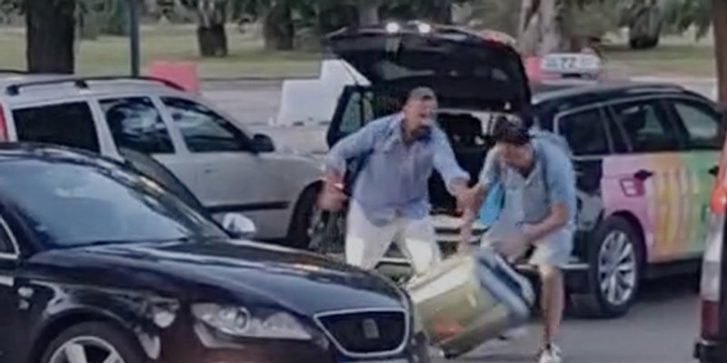 K'O VREĆU KRUMPIRA Pogledajte kako taksist nateže turista u zračnoj luci: 'Get off me, help me! What's wrong with you?'