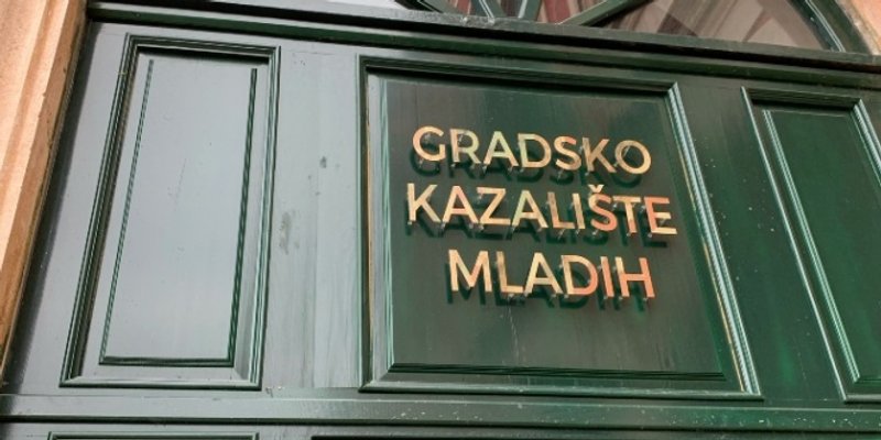 OSTANI DOMA I UŽIVAJ Hit predstave Gradskog kazališta mladih online!