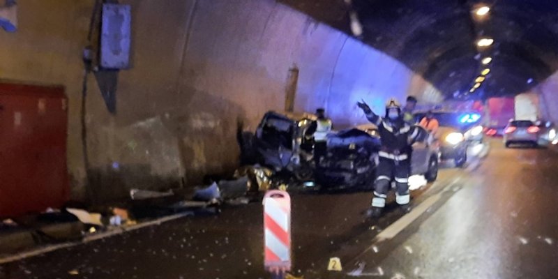 TEŠKA PROMETNA: U tunelu Mala Kapela poginuo muškarac, jedna osoba teško ozlijeđena