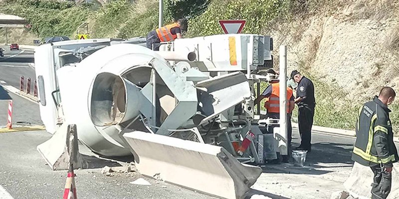 Prevrnuo se mikser na brzoj cesti Solin-Klis, vozač prevezen u bolnicu