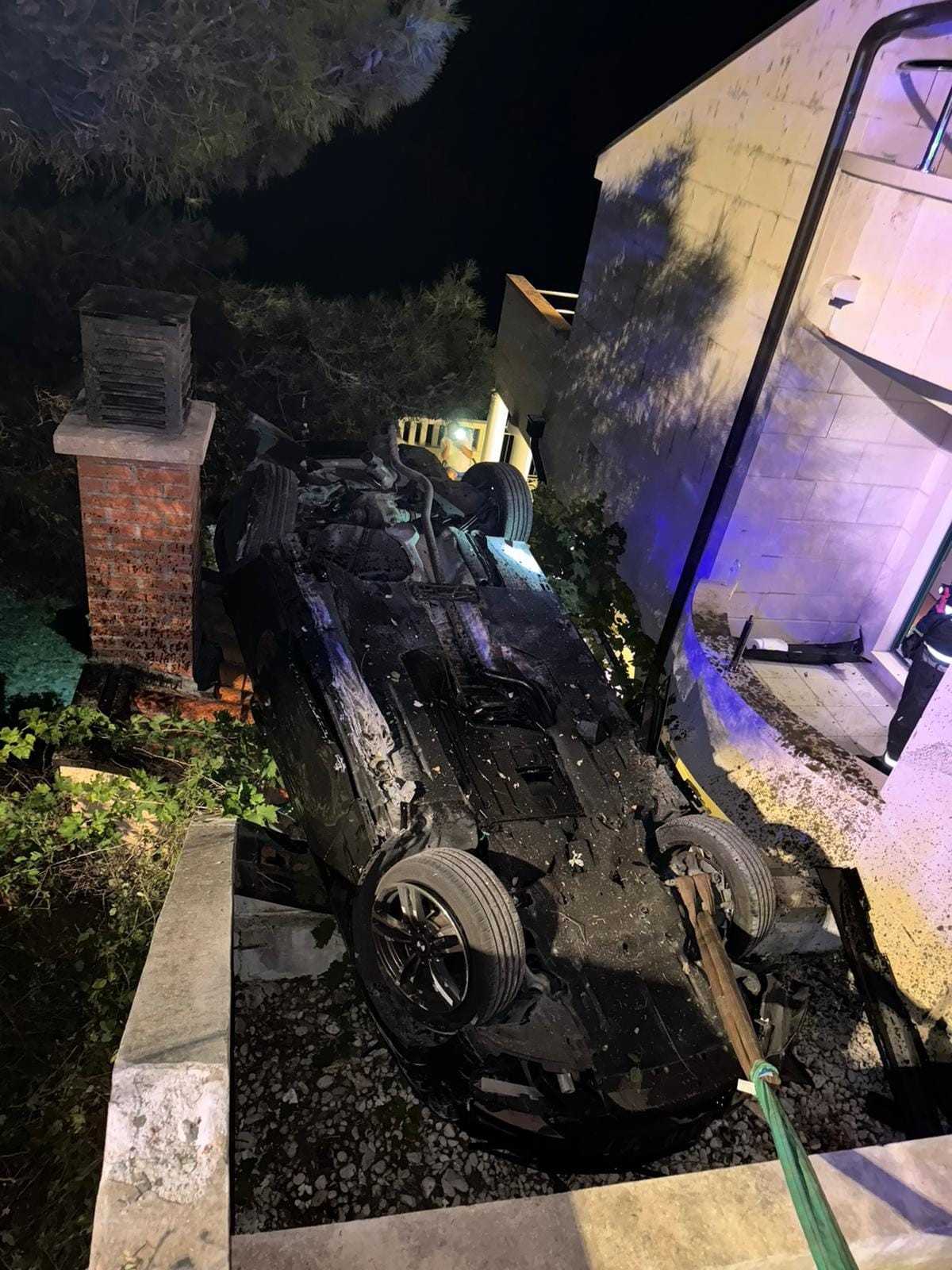 FOTO: TROJE OZLIJEĐENIH Pijani 18-godišnjak prevrnuo automobil na krov