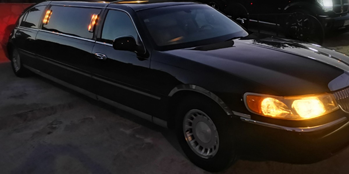 PREJAKA KOMBINACIJA LUKSUZA I TRADICIJE Limuzina dolazi po goste i vodi ih u konobu! 