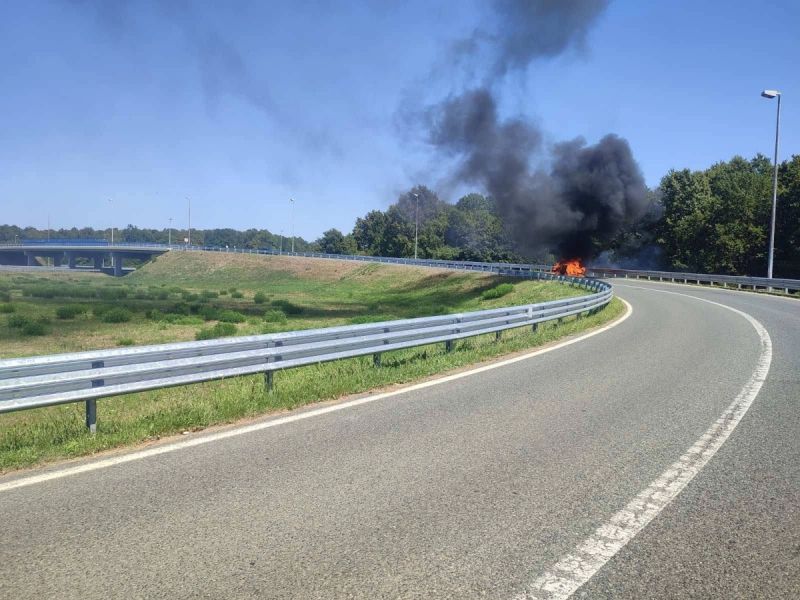 Na autocesti A3 planuo automobil