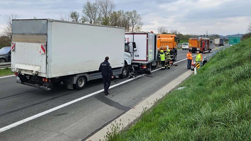 Sudar tri kamiona na autocesti A3, vatrogasci izvukli jednu osobu