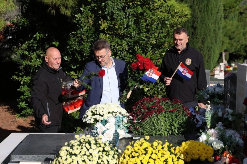 FOTO Solinski gradonačelnik položio 160 ruža na grobove poginulih i preminulih hrvatskih branitelja