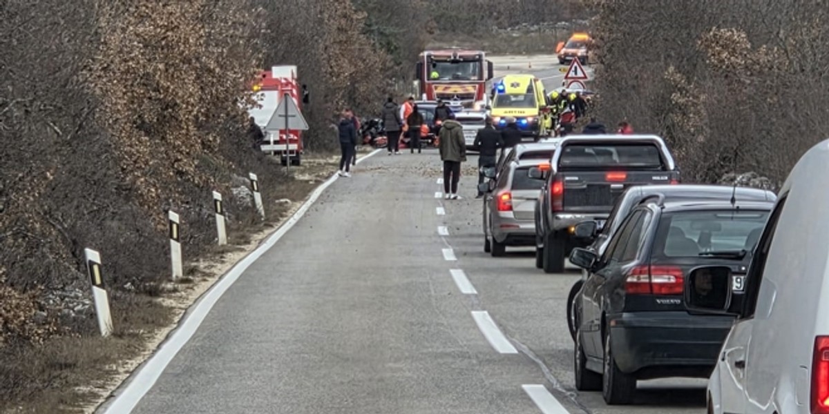 Teška prometna u Gizdavcu: Sudar tri automobila, poginula jedna osoba