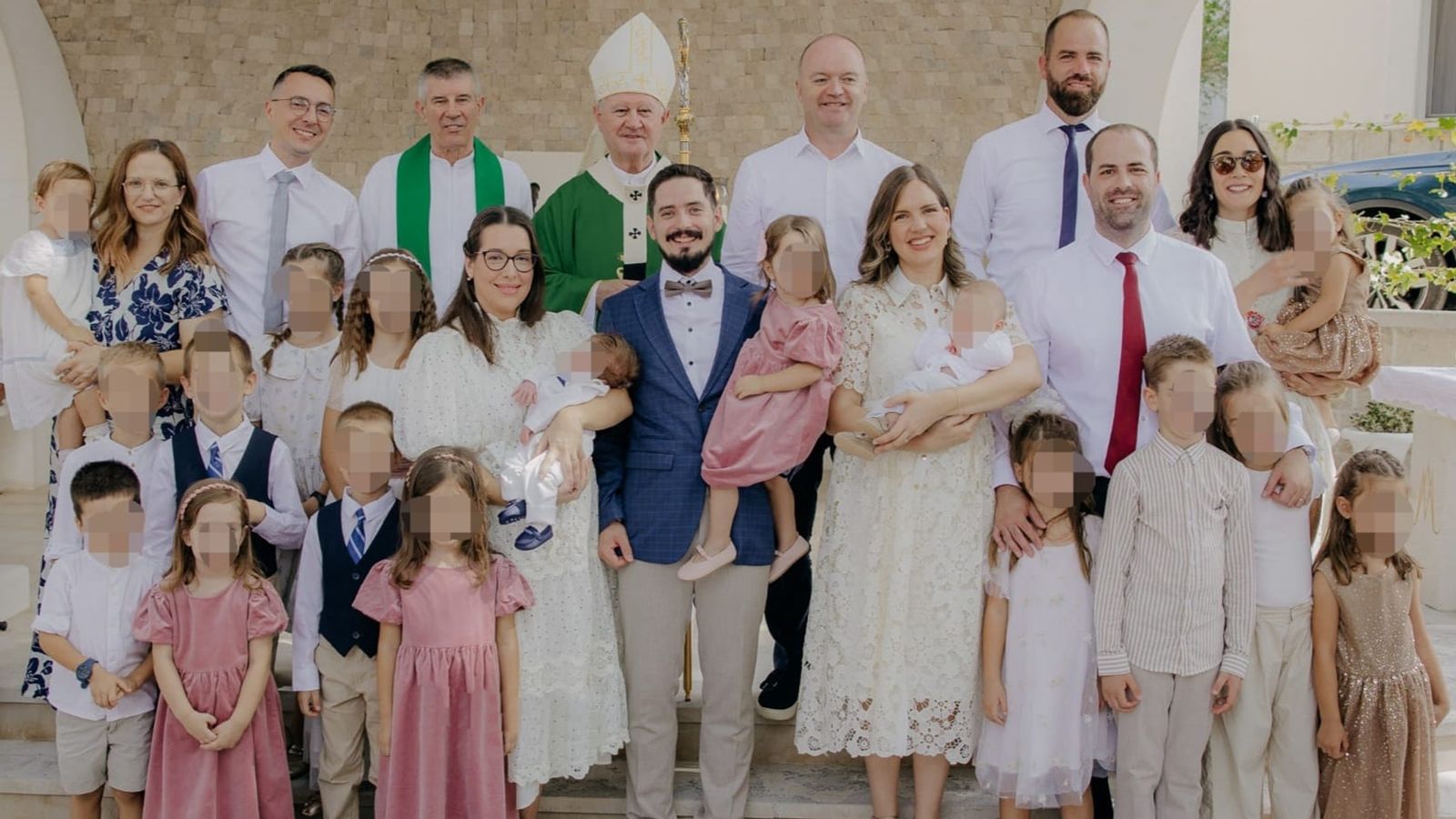 Ministar Šipić na krštenju sedmog djeteta obitelji Zelić i trećeg djeteta u obitelji Drnas: 'Svako dijete najveća je vrijednost i budućnost Hrvatske'
