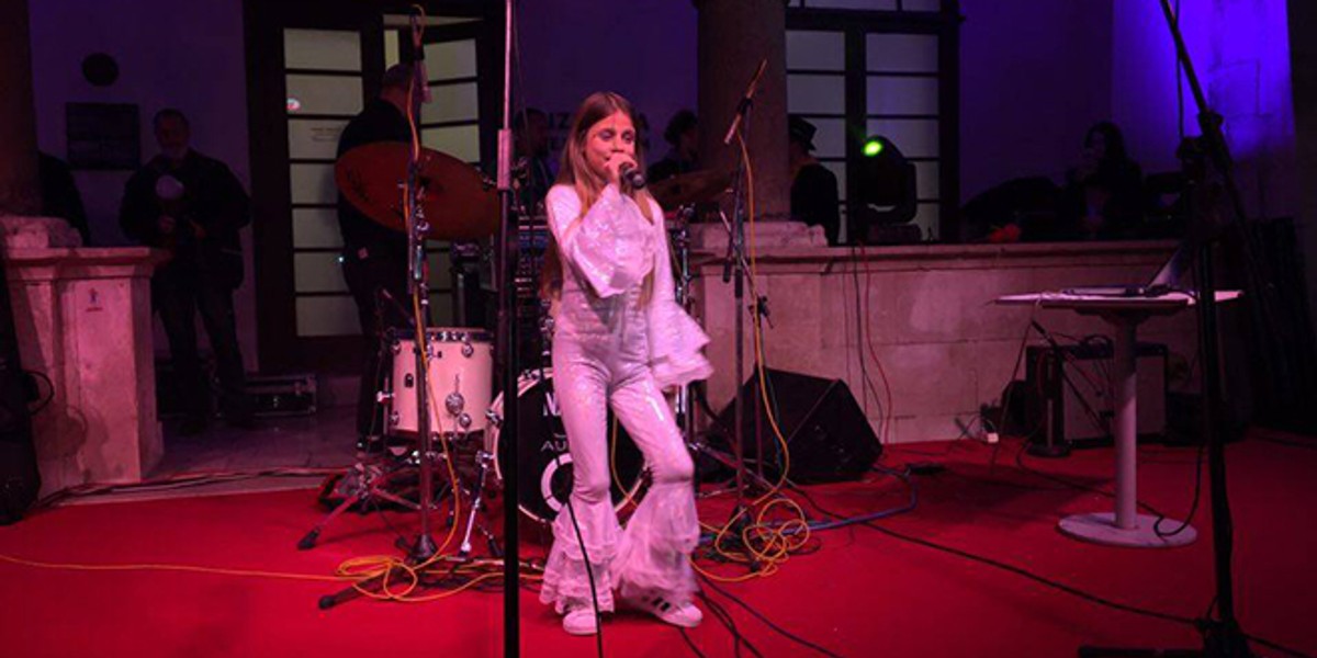 VIDEO Splićani kao Krnju zapalili - dva mobitela, Ivan Pernar i Ava Karabatić zapjevali Zečićev hit 'Ima li nade za nas'