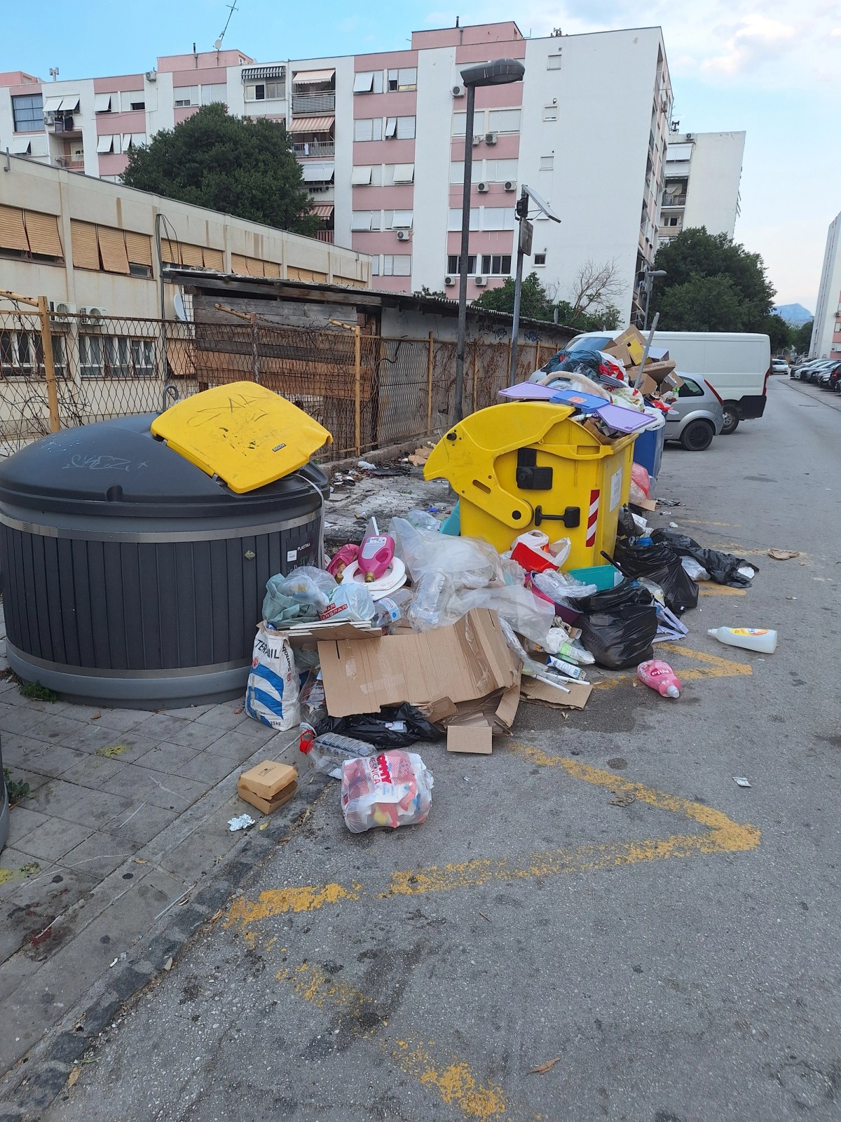 FOTO UBOD Stanari upozoravaju na problem s odvozom otpada nakon požara: 'Kontejneri se danima ne prazne'
